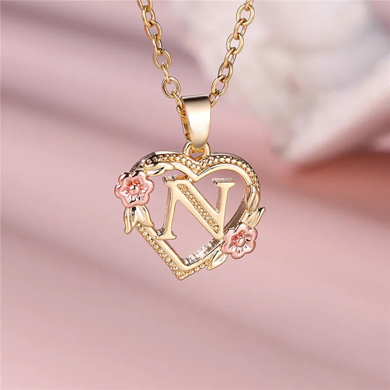 Collar con colgante de flor con letras de la A a la Z